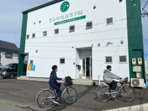 「寒っ!」北風に乗って自転車通学